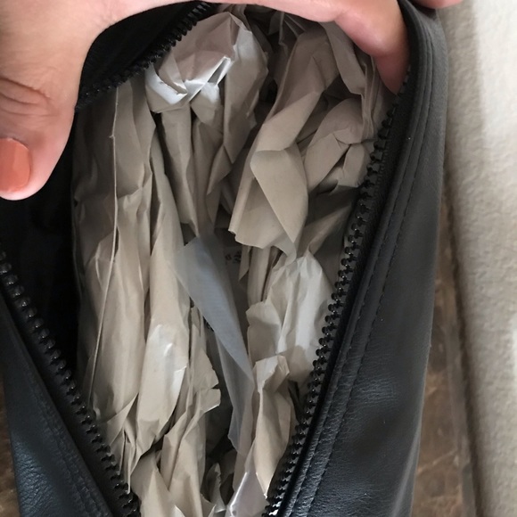 Guess Men's Travel Kit Black Leather Toiletry Case - Picture 4 of 4